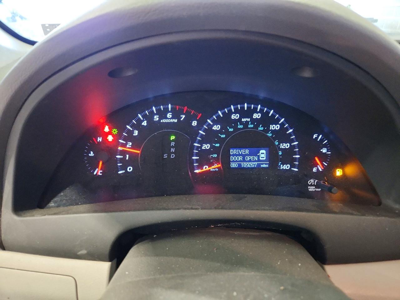 2011 TOYOTA CAMRY XLE photo 17
