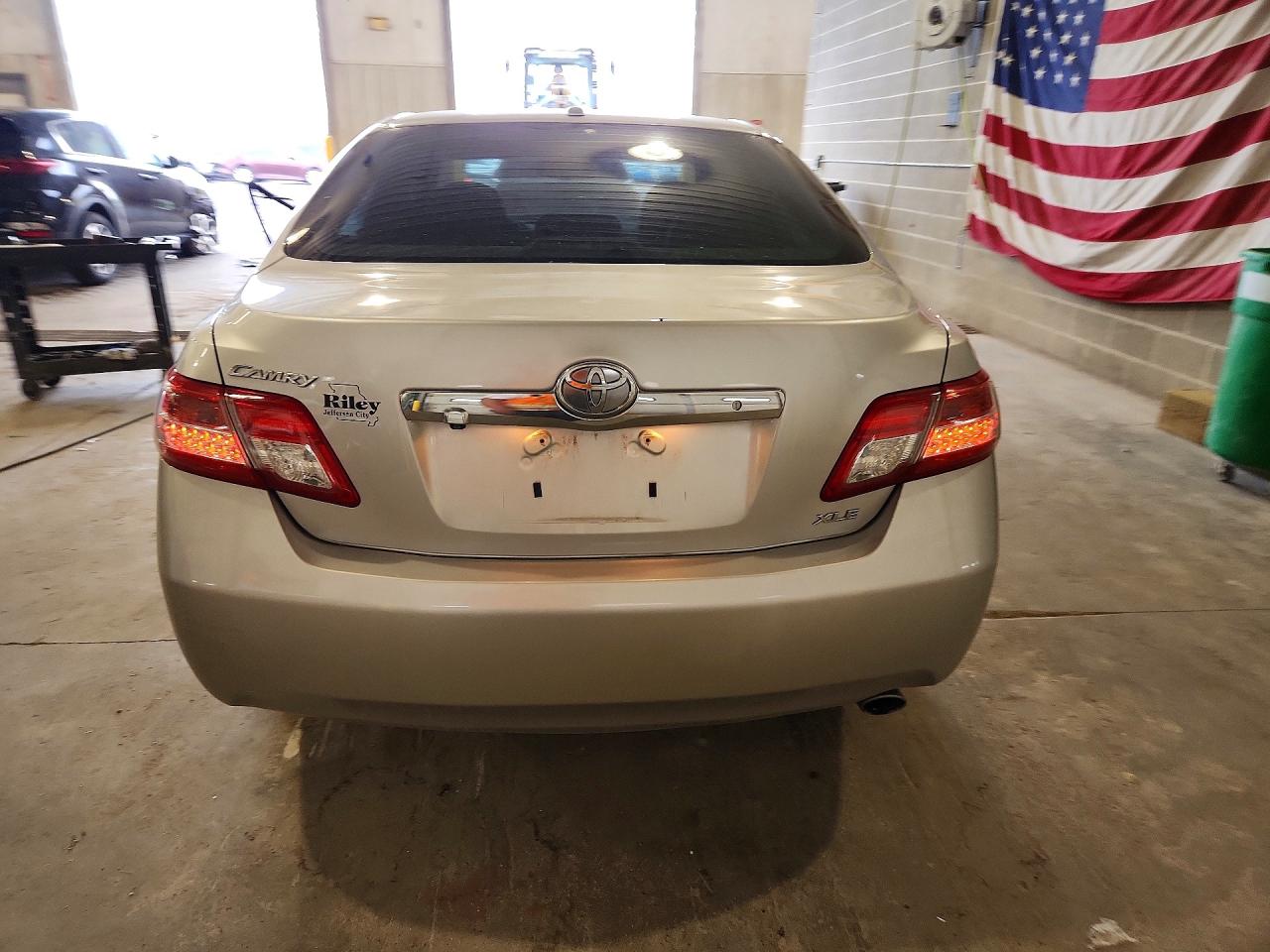 2011 TOYOTA CAMRY XLE photo 11