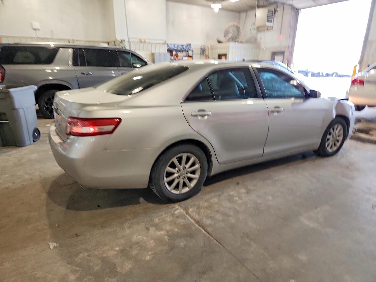 2011 TOYOTA CAMRY XLE photo 5