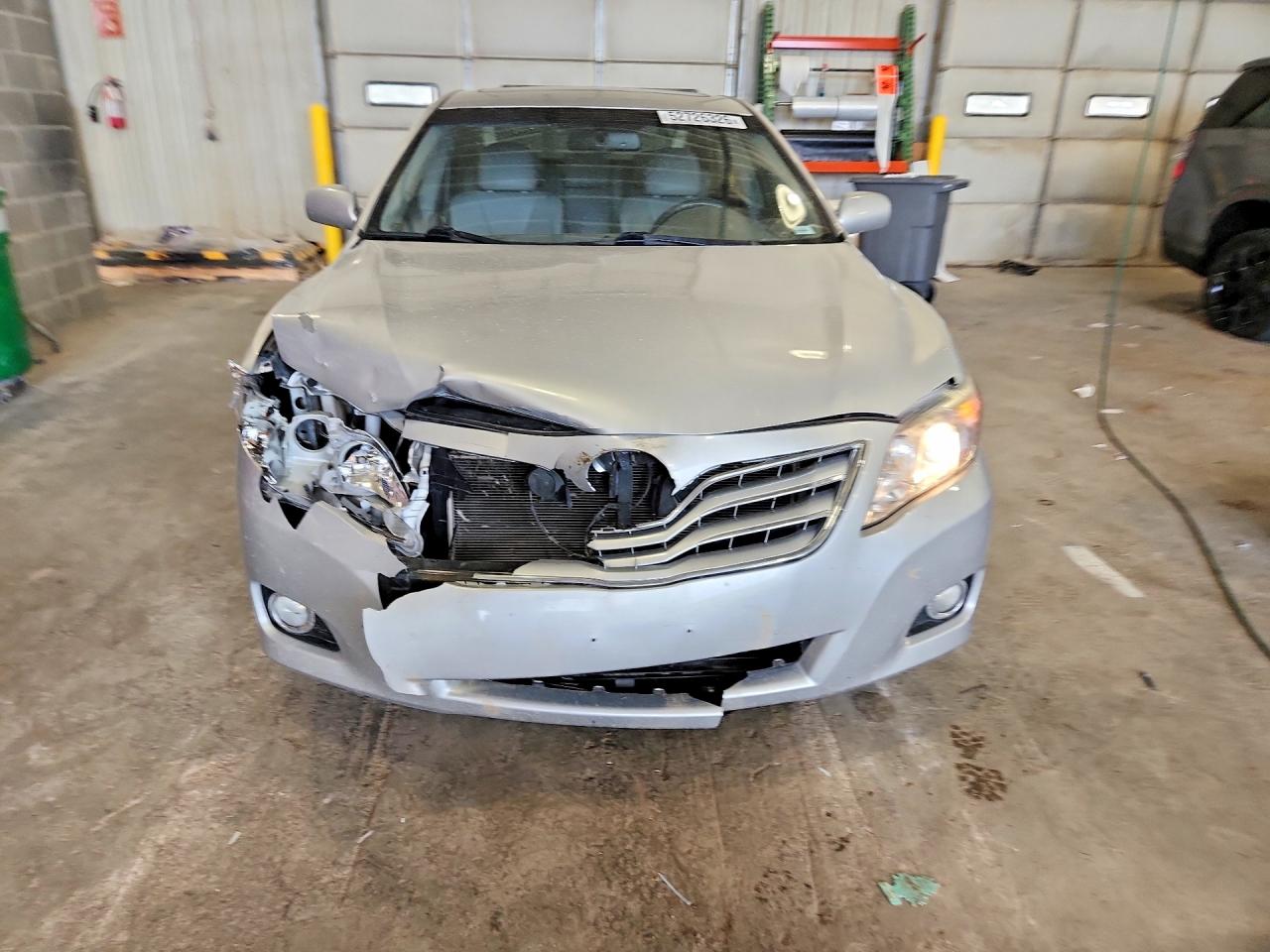 2011 TOYOTA CAMRY XLE photo 9