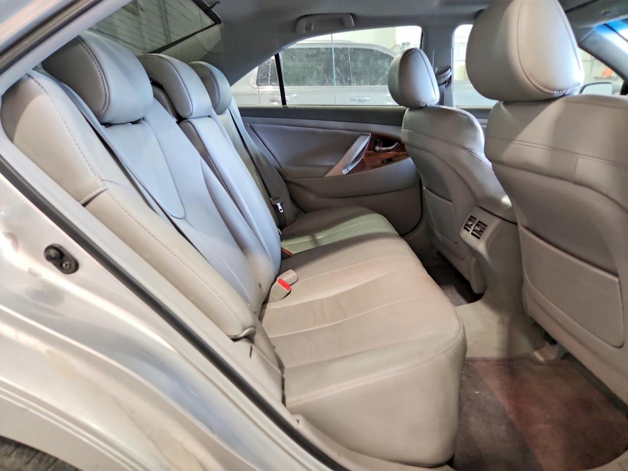 2011 TOYOTA CAMRY XLE photo 19