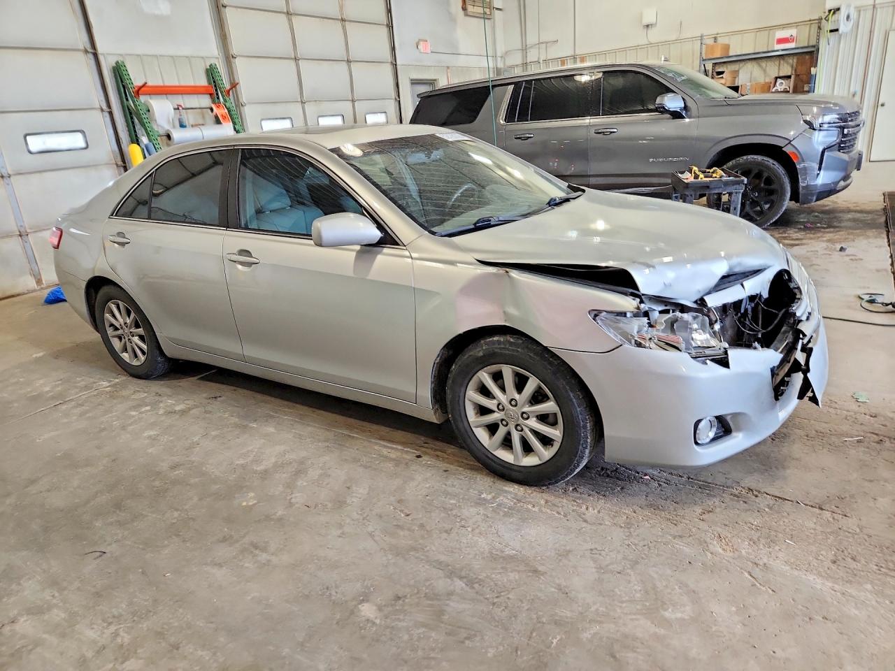 2011 TOYOTA CAMRY XLE photo 7