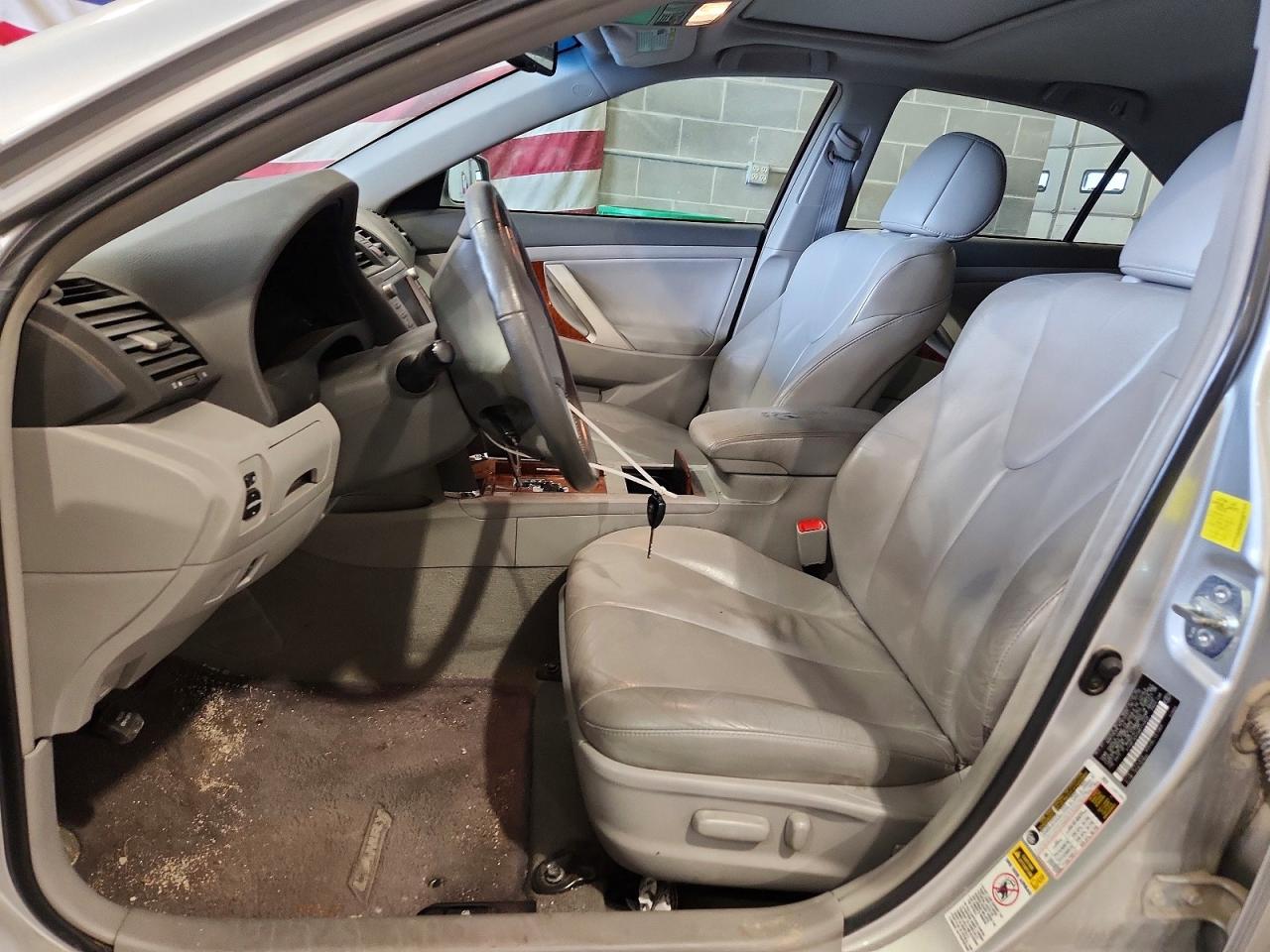 2011 TOYOTA CAMRY XLE photo 13