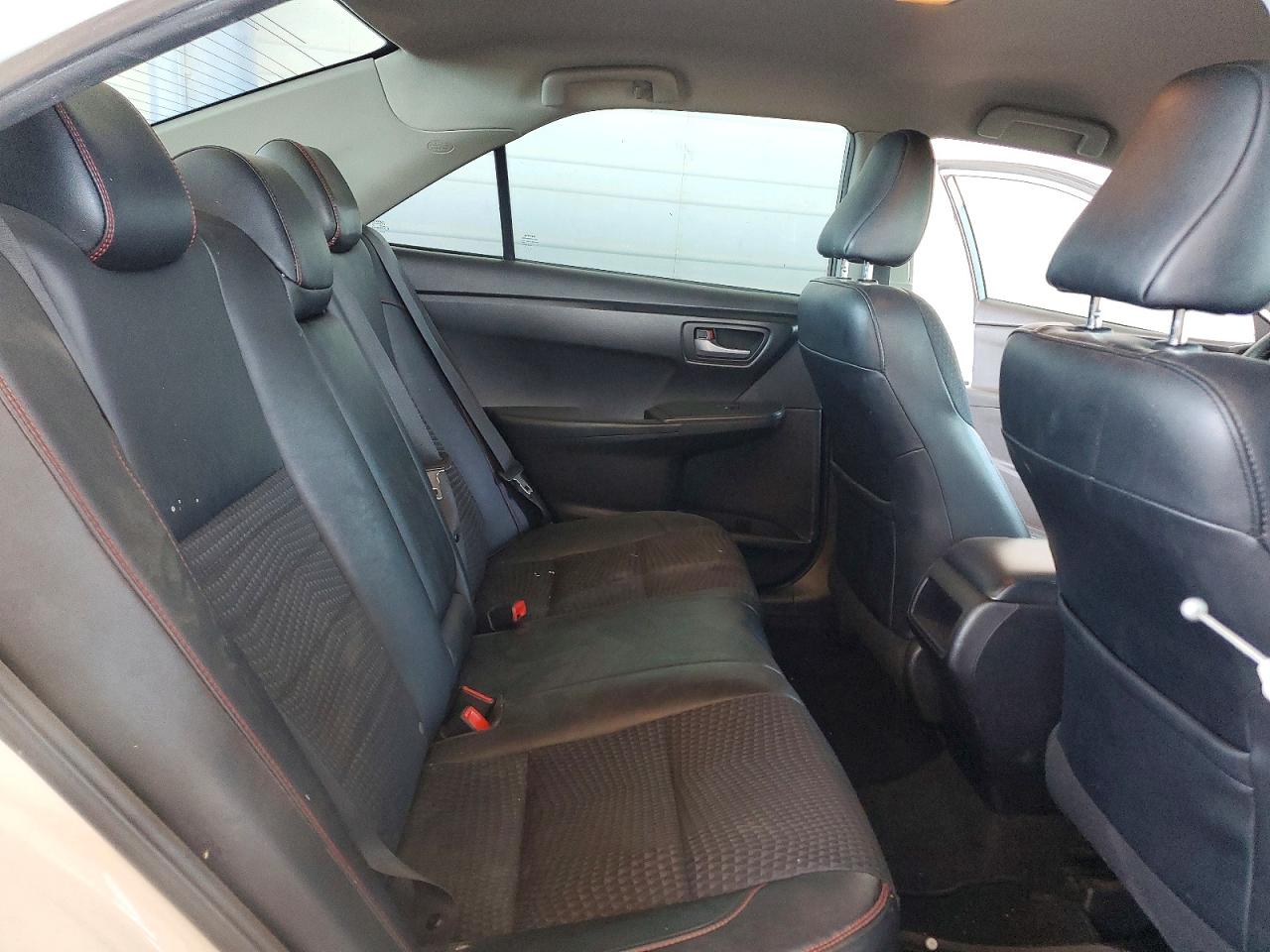 2015 TOYOTA CAMRY SE photo 19