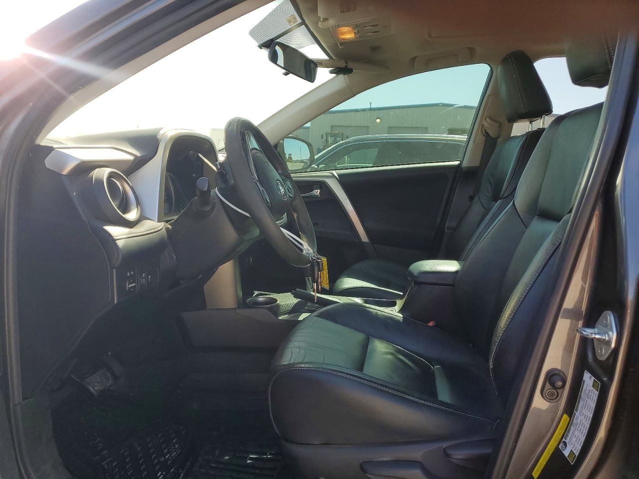 2015 TOYOTA RAV4 XLE photo 19