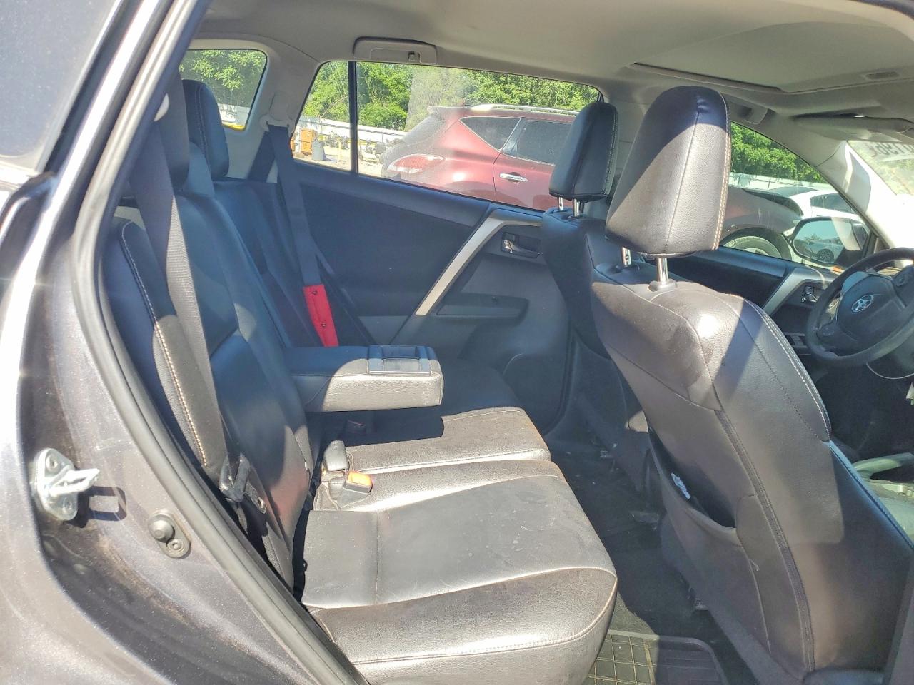 2015 TOYOTA RAV4 XLE photo 31
