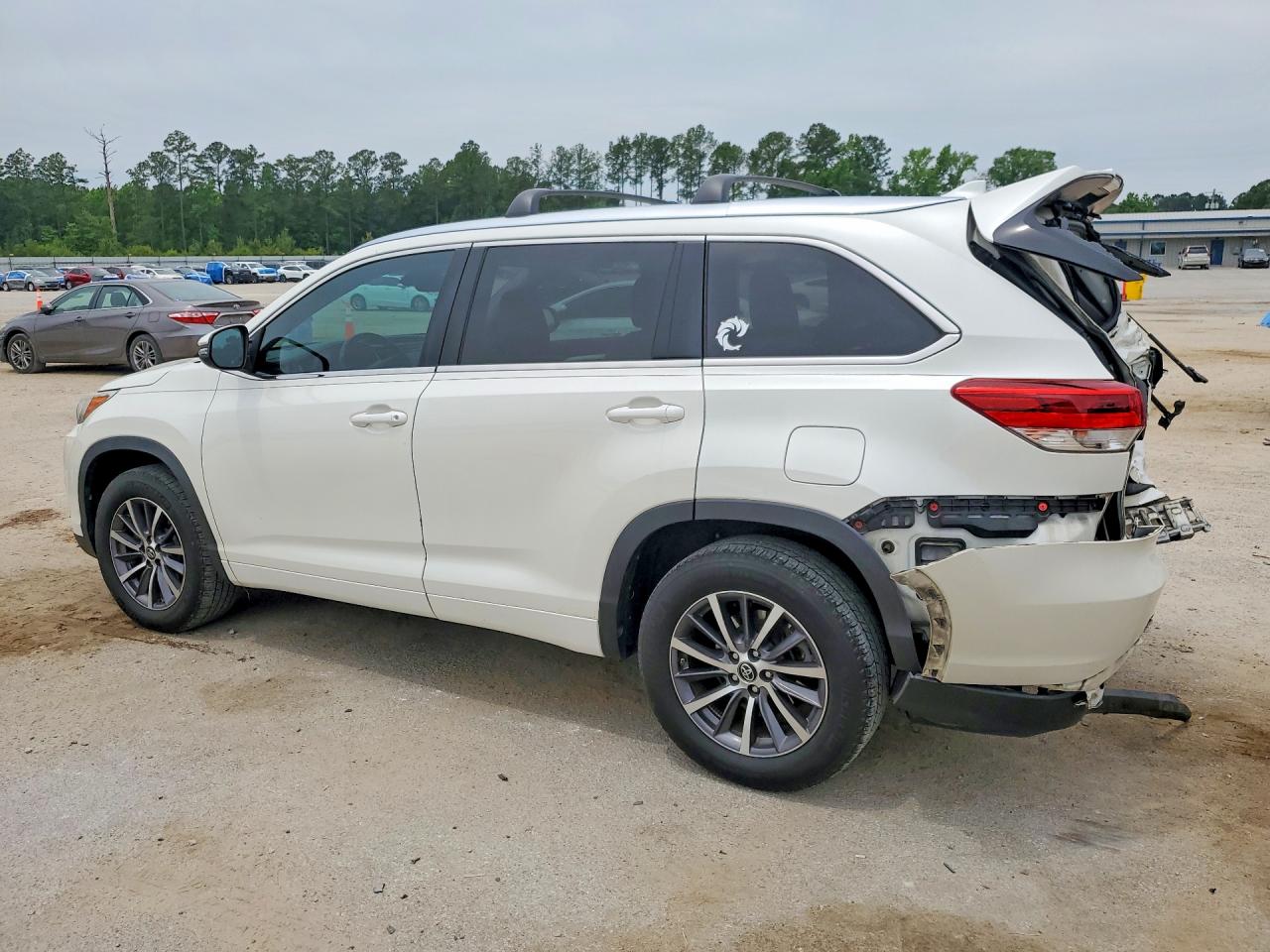 2018 TOYOTA HIGHLANDER XLE photo 3