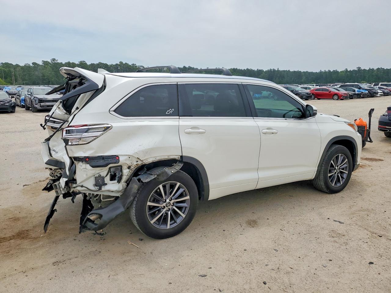 2018 TOYOTA HIGHLANDER XLE photo 5