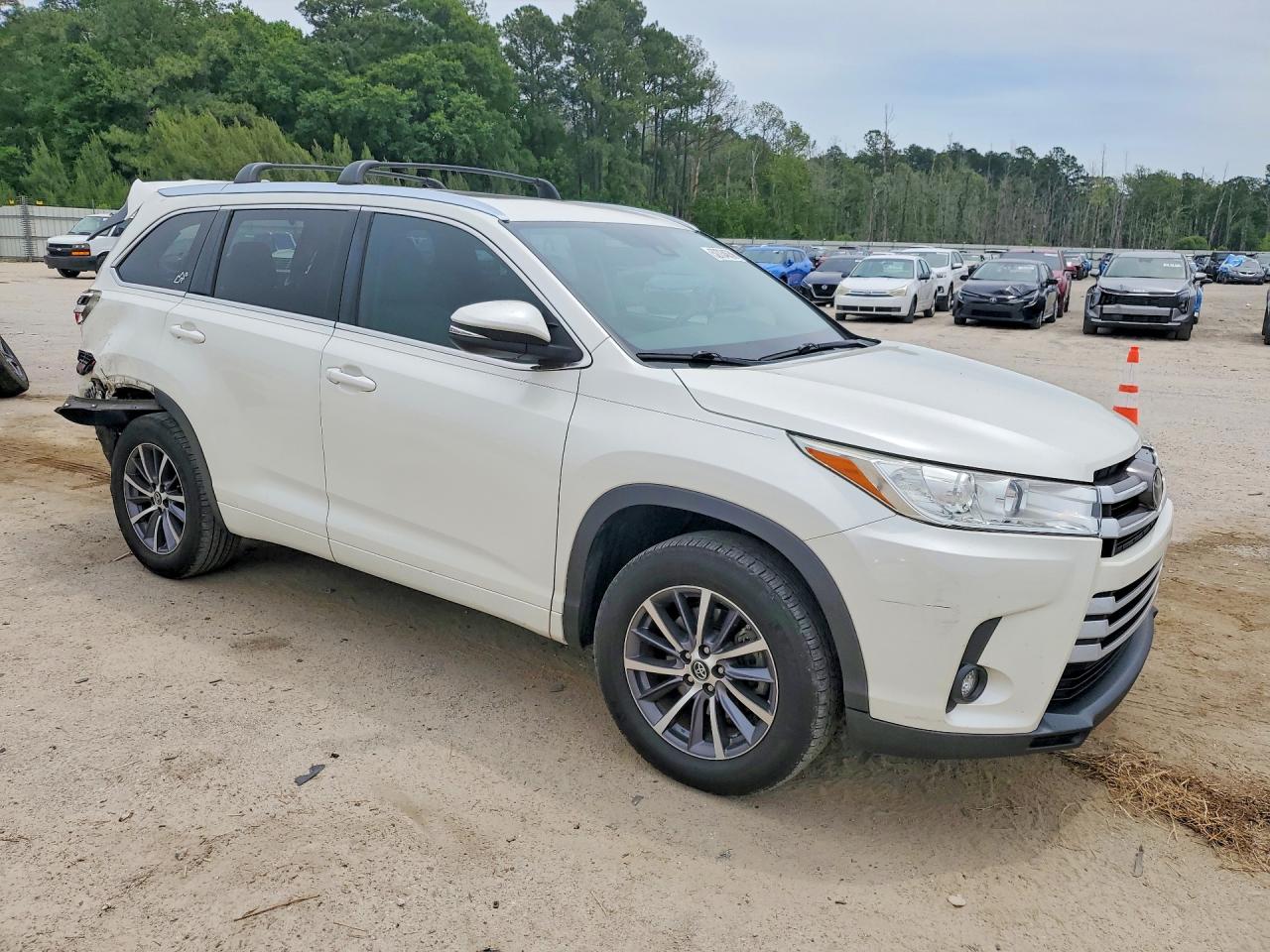2018 TOYOTA HIGHLANDER XLE photo 7