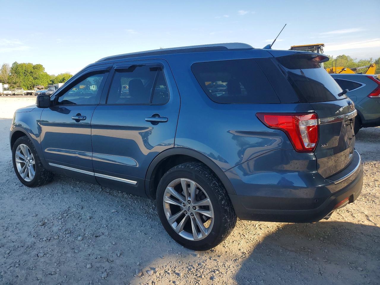 2018 FORD EXPLORER XLT photo 3