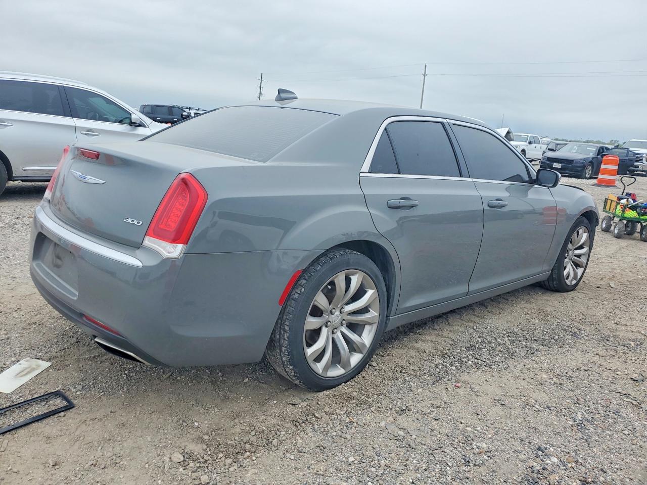2019 CHRYSLER 300 TOURING photo 7