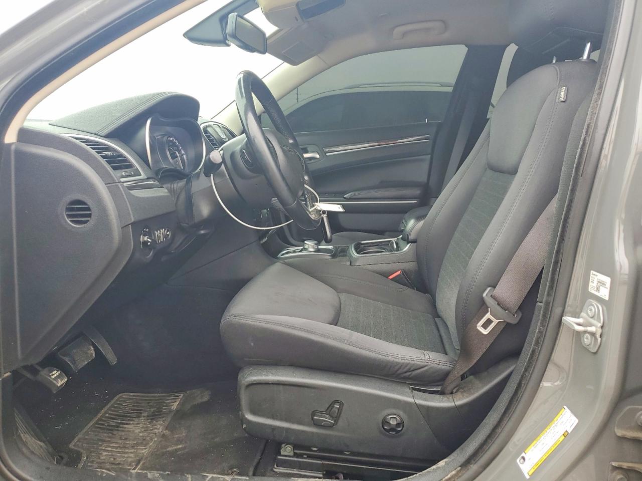 2019 CHRYSLER 300 TOURING photo 19