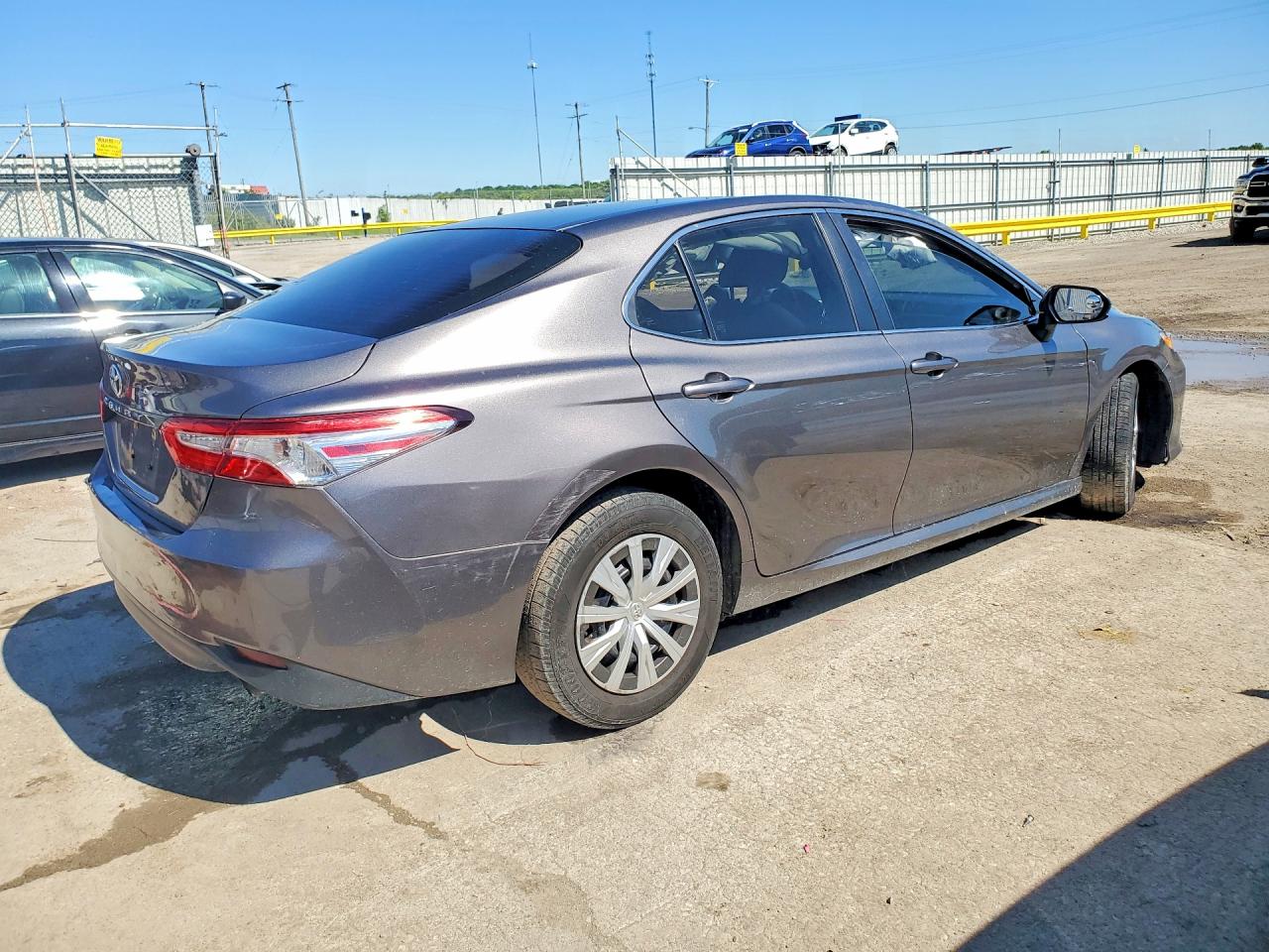 2018 TOYOTA CAMRY L photo 3