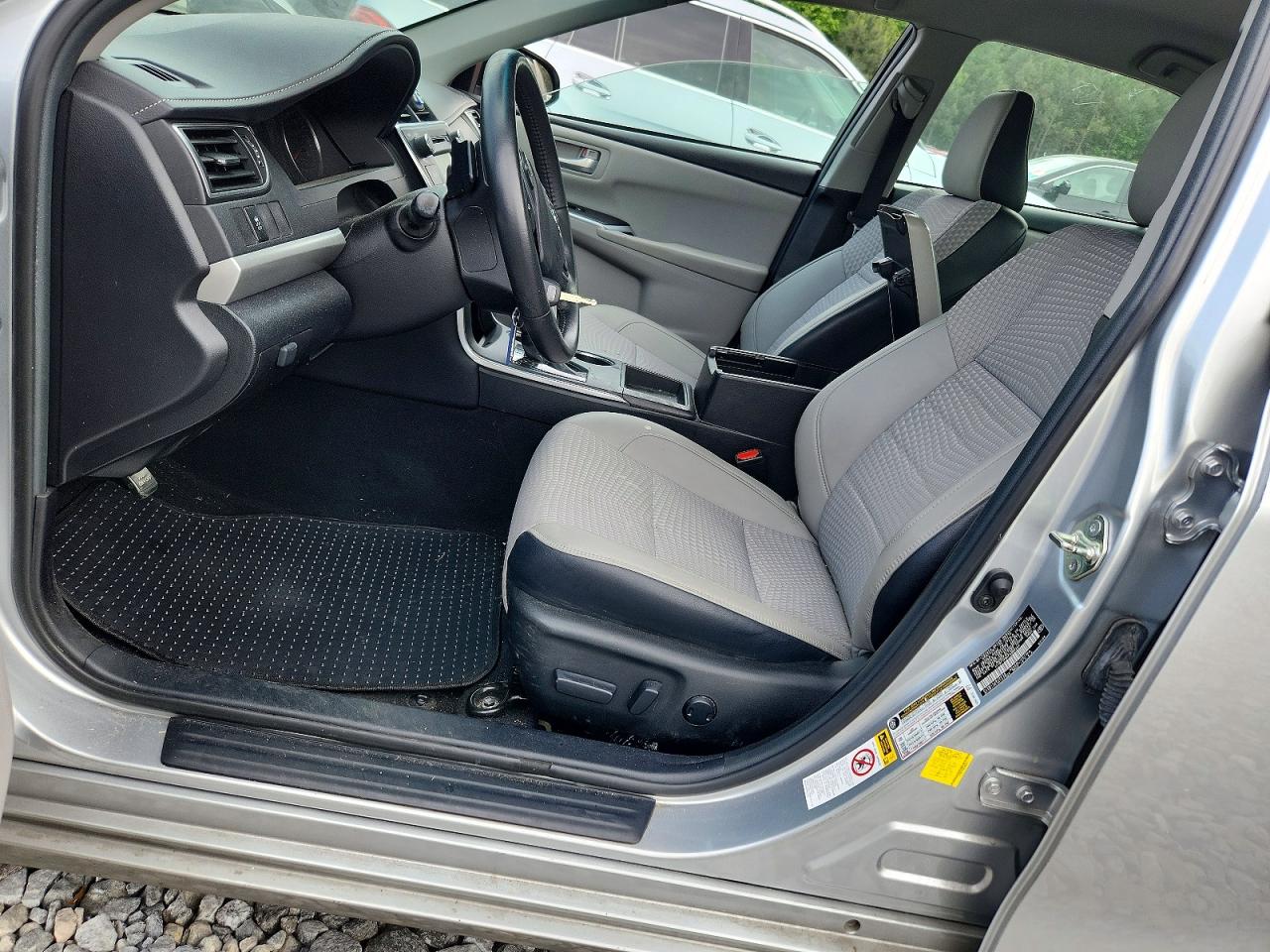 2015 TOYOTA CAMRY SE photo 13
