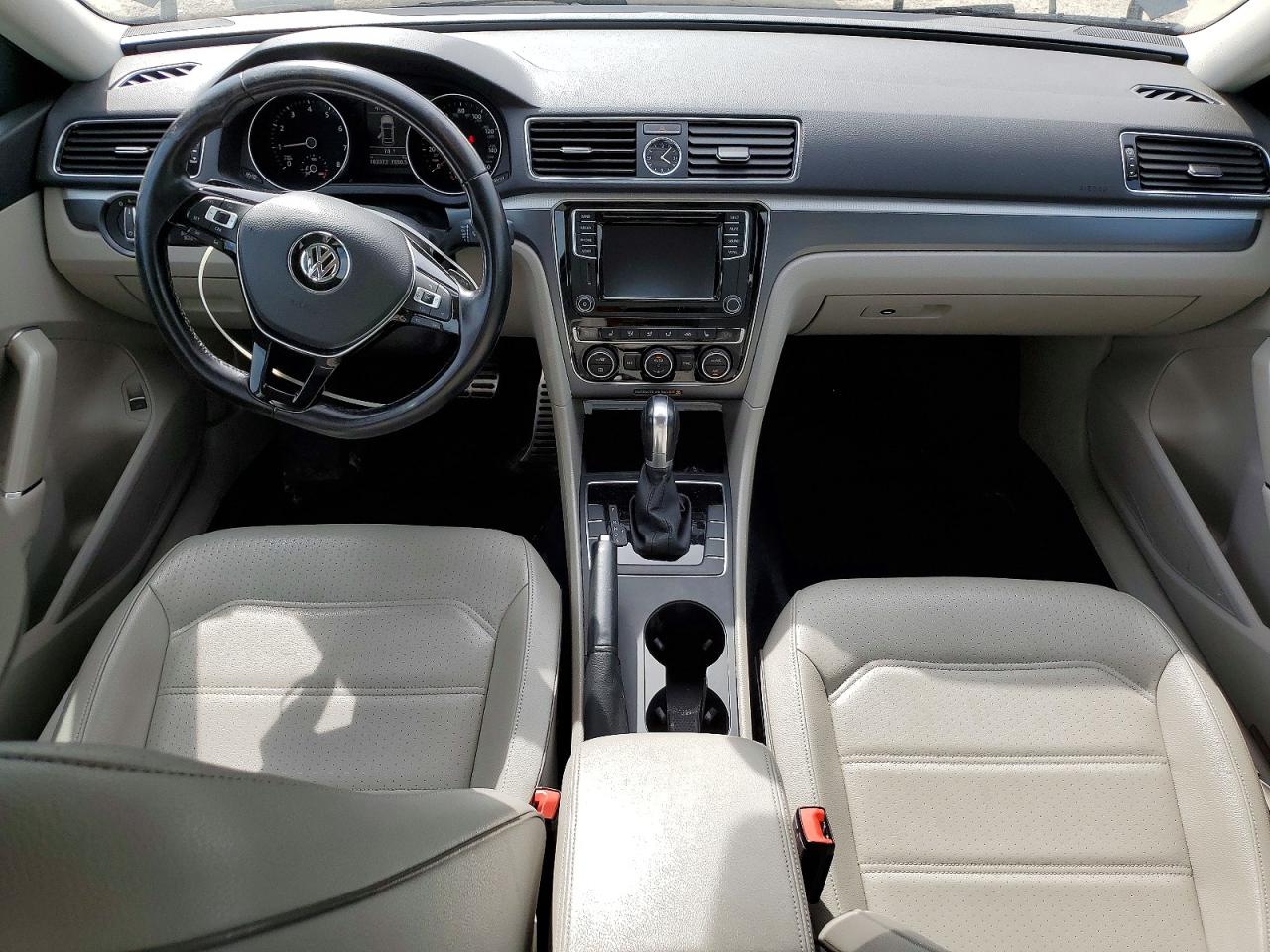 2017 VOLKSWAGEN PASSAT R-LINE photo 15