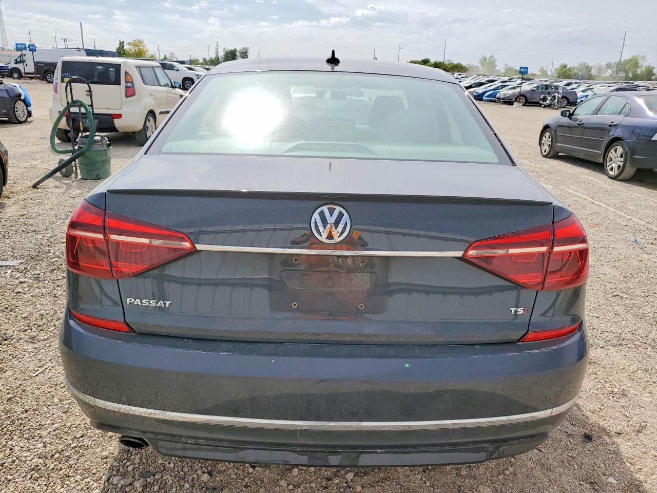 2017 VOLKSWAGEN PASSAT R-LINE photo 11