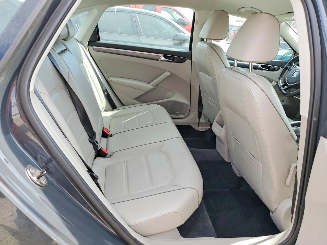 2017 VOLKSWAGEN PASSAT R-LINE photo 19