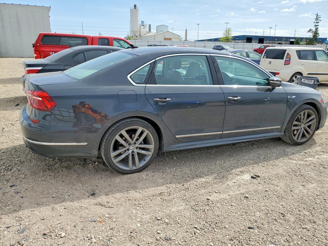 2017 VOLKSWAGEN PASSAT R-LINE photo 5