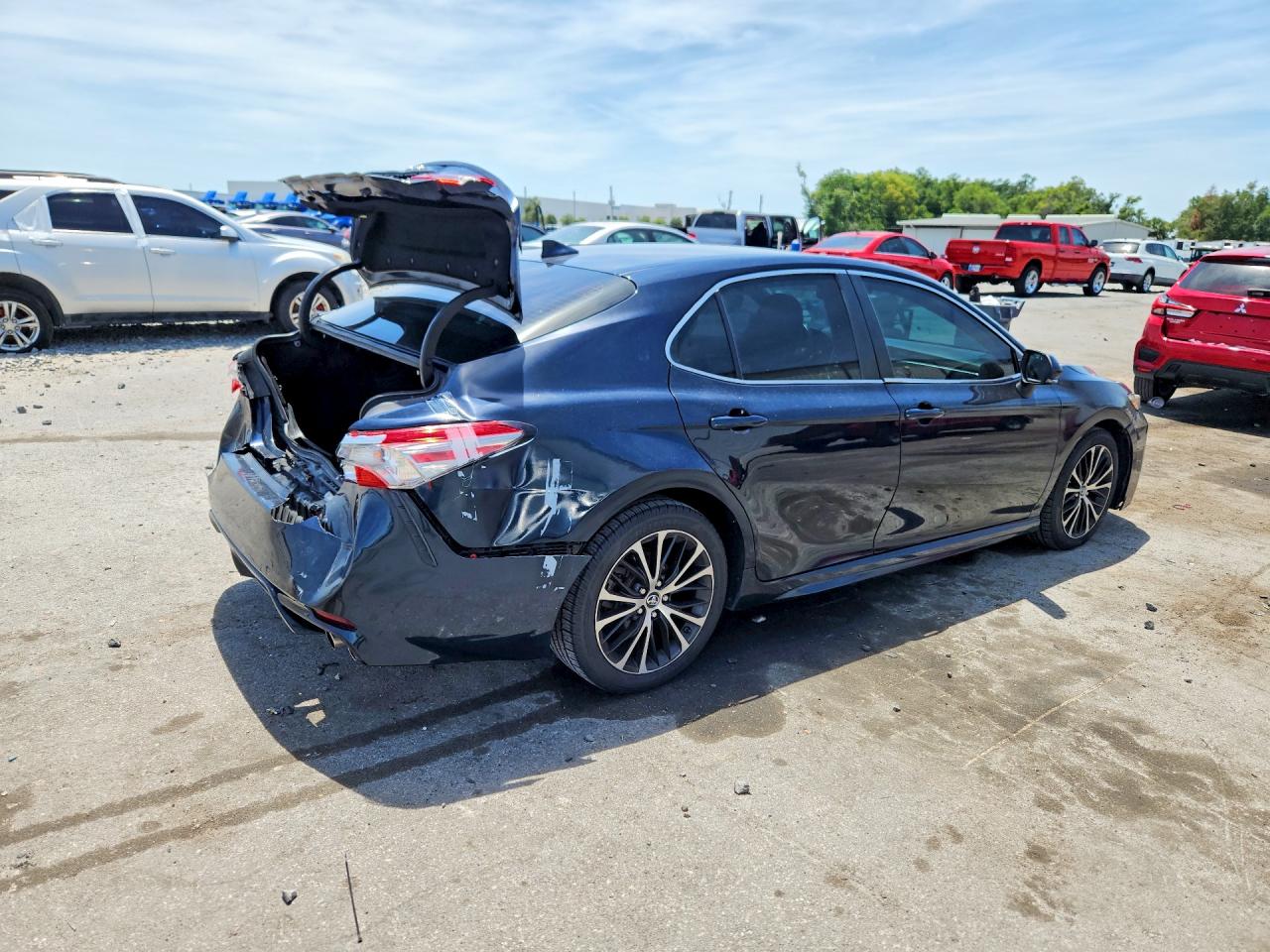 2018 TOYOTA CAMRY SE photo 5