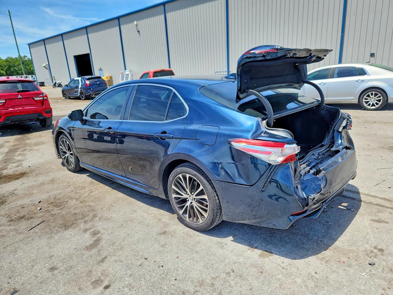 2018 TOYOTA CAMRY SE photo 3