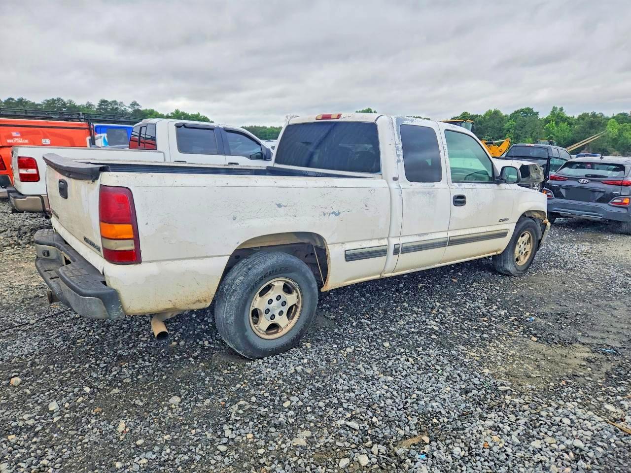 2002 CHEVROLET SILVERADO C1500 photo 3
