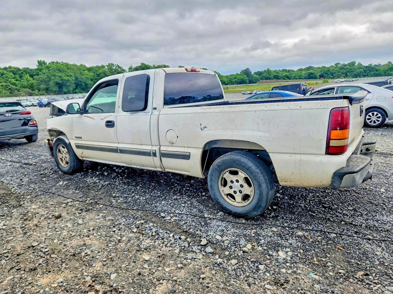 2002 CHEVROLET SILVERADO C1500 photo 2