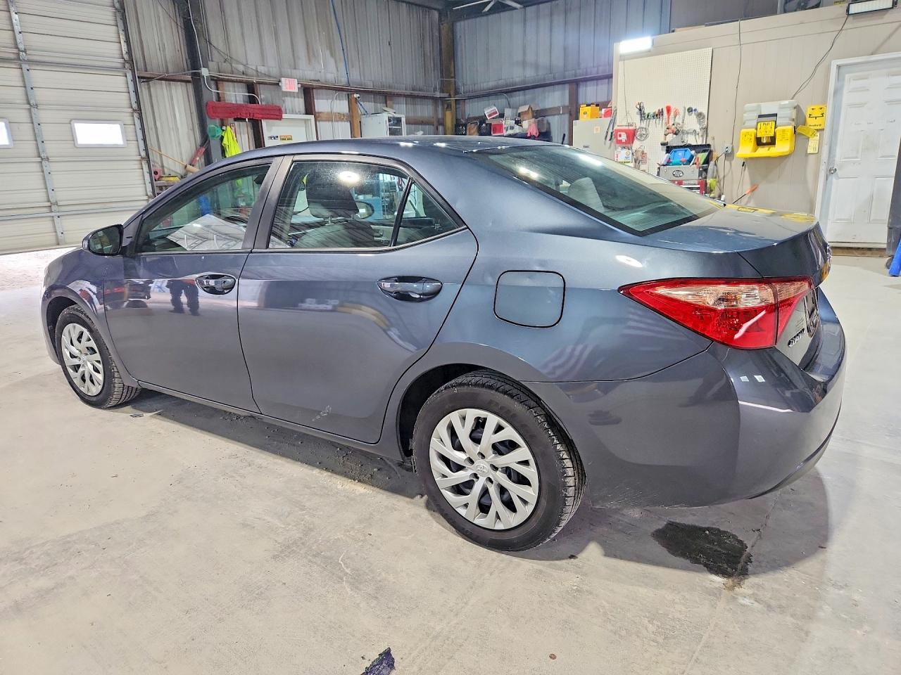 2018 TOYOTA COROLLA LE photo 3