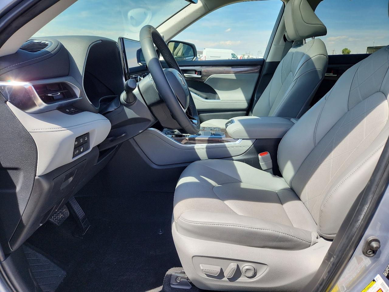 2024 TOYOTA HIGHLANDER HYBRID PLATINUM photo 19
