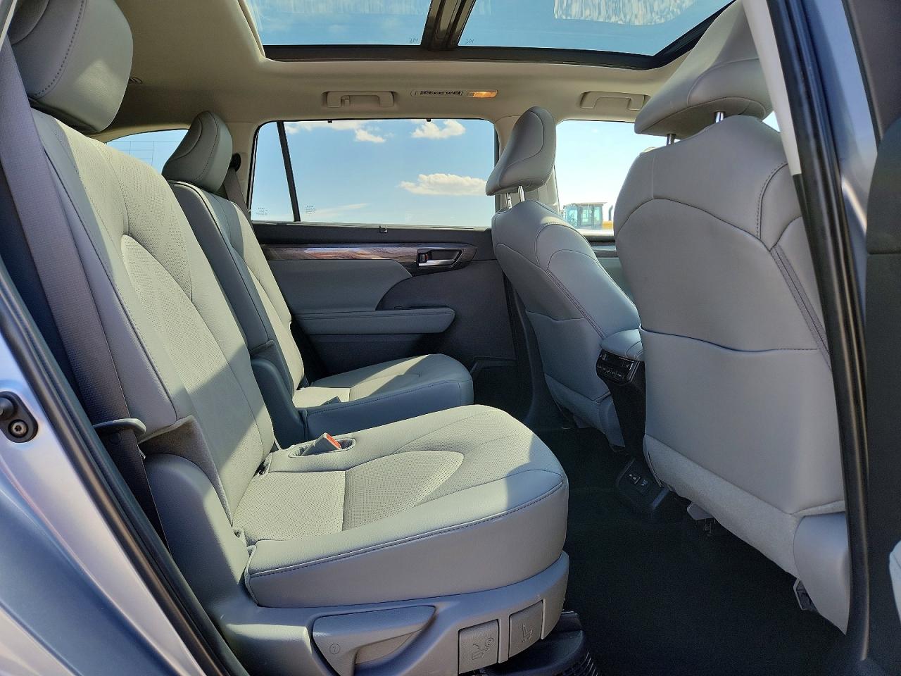 2024 TOYOTA HIGHLANDER HYBRID PLATINUM photo 31