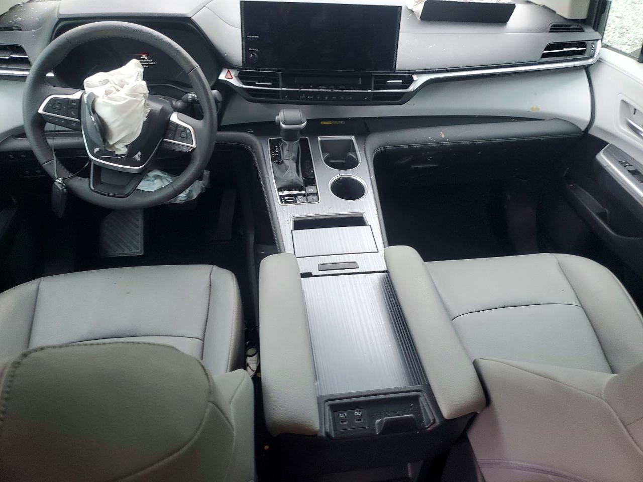 2025 TOYOTA SIENNA XLE 8-PASSENGER photo 22