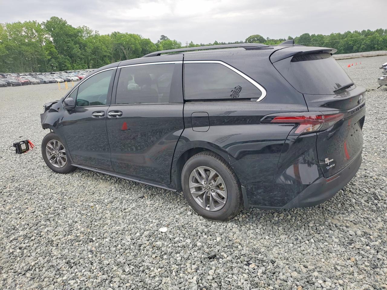 2025 TOYOTA SIENNA XLE 8-PASSENGER photo 4