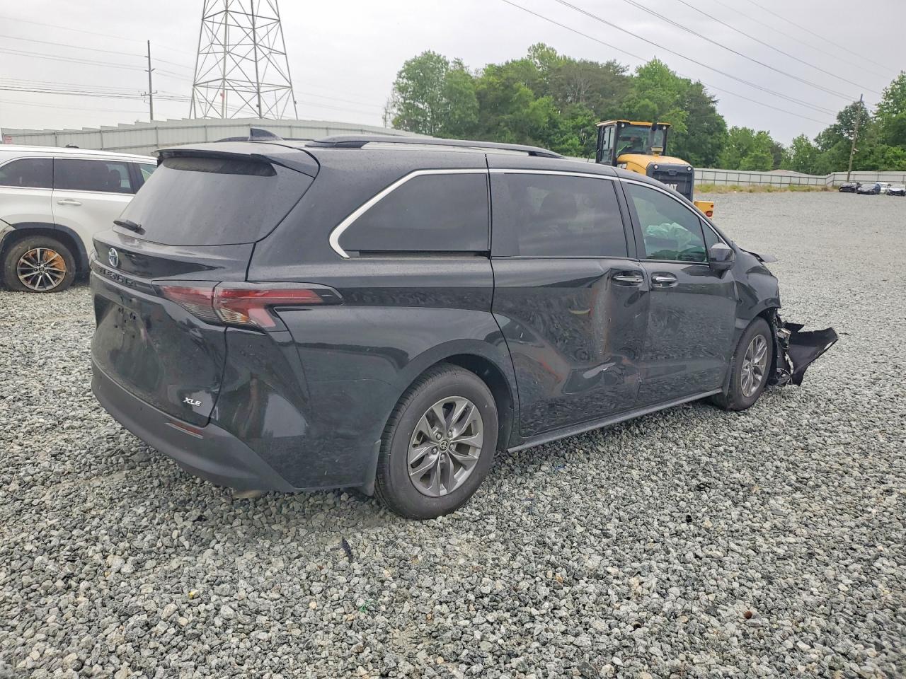 2025 TOYOTA SIENNA XLE 8-PASSENGER photo 7