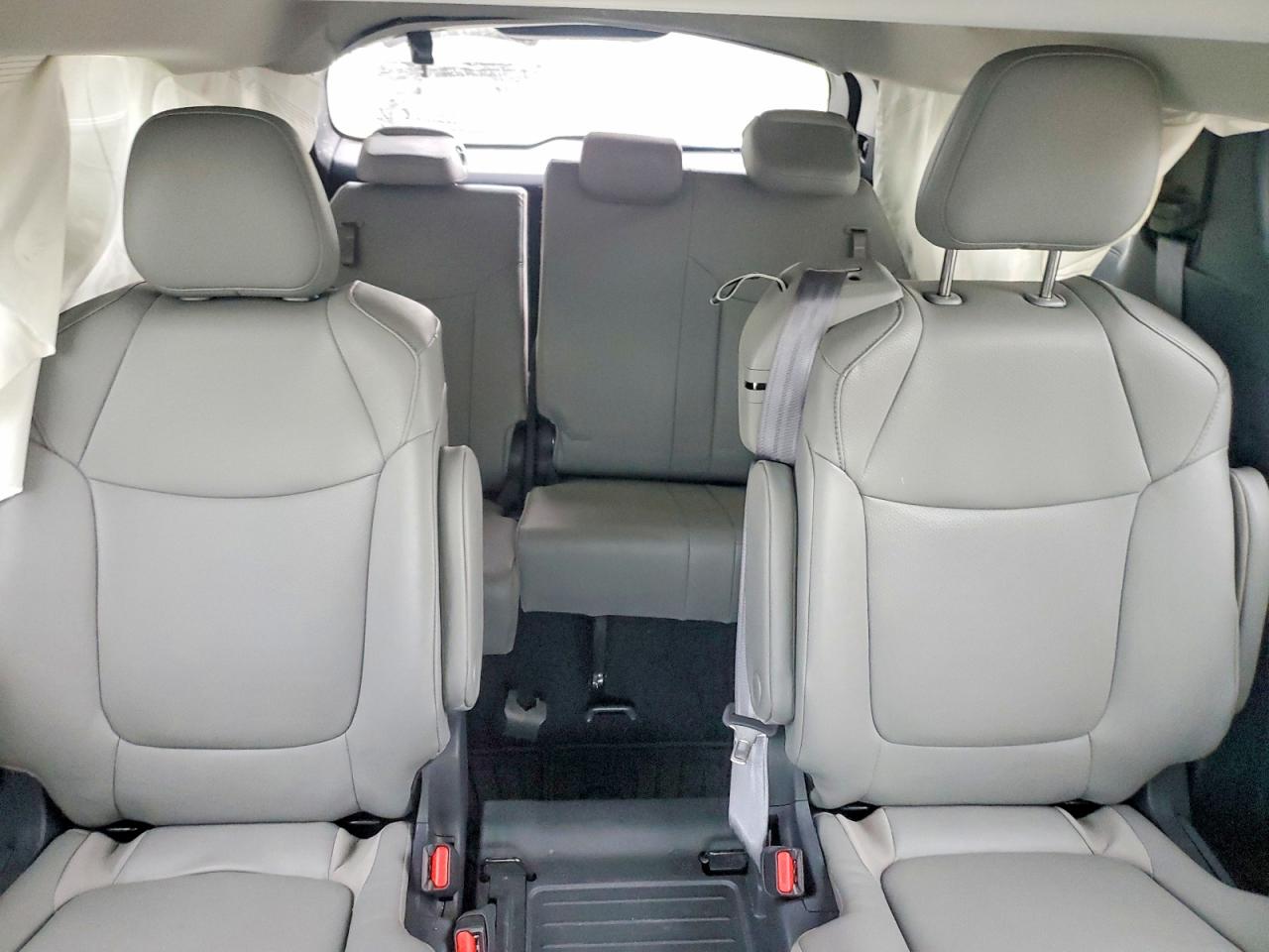 2025 TOYOTA SIENNA XLE 8-PASSENGER photo 28