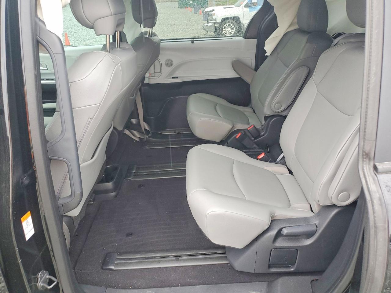 2025 TOYOTA SIENNA XLE 8-PASSENGER photo 31