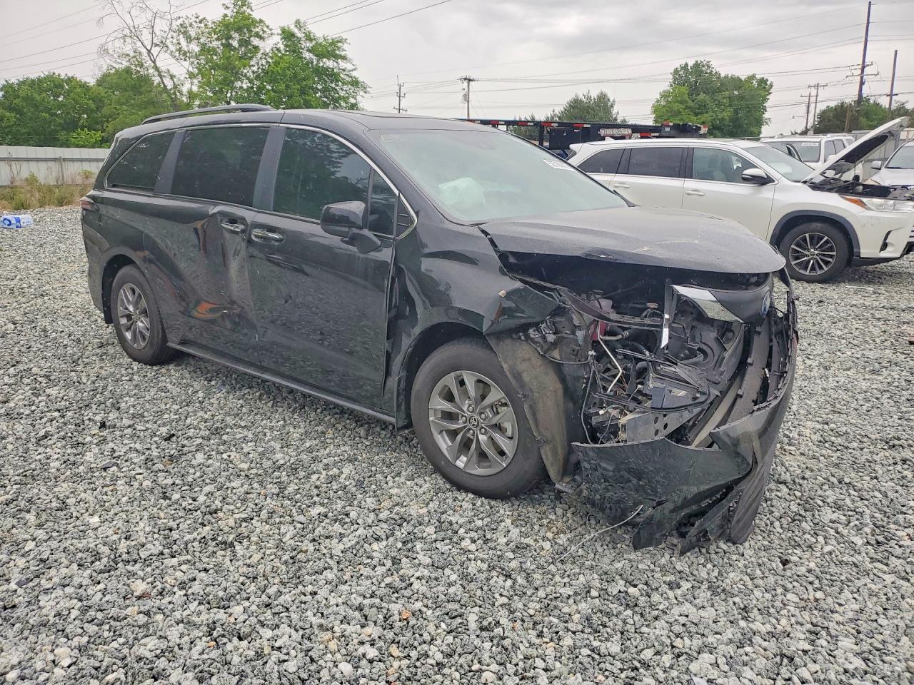 2025 TOYOTA SIENNA XLE 8-PASSENGER photo 10
