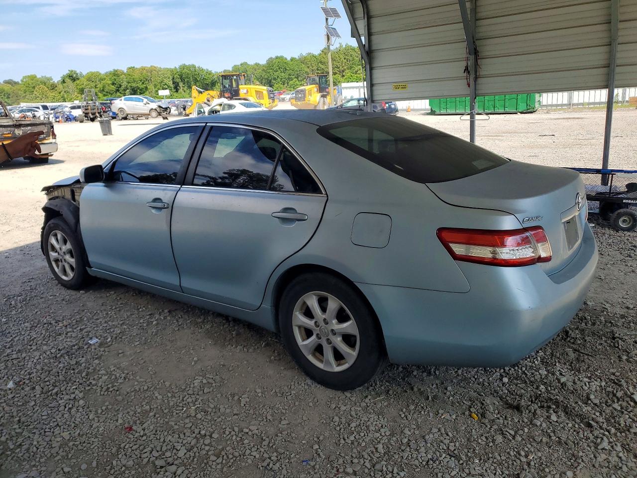 2011 TOYOTA CAMRY LE photo 4