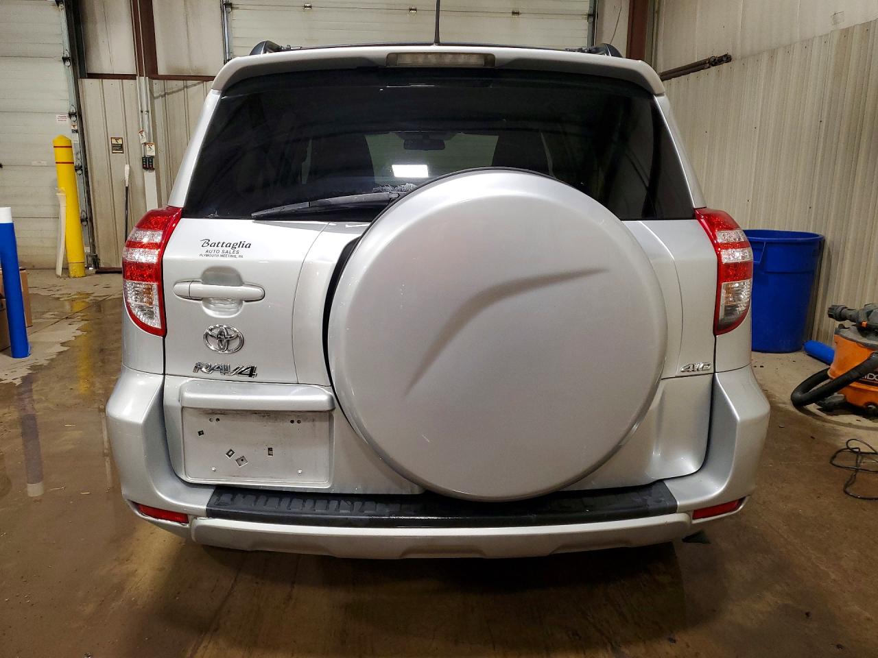 2011 TOYOTA RAV4 BASE photo 16