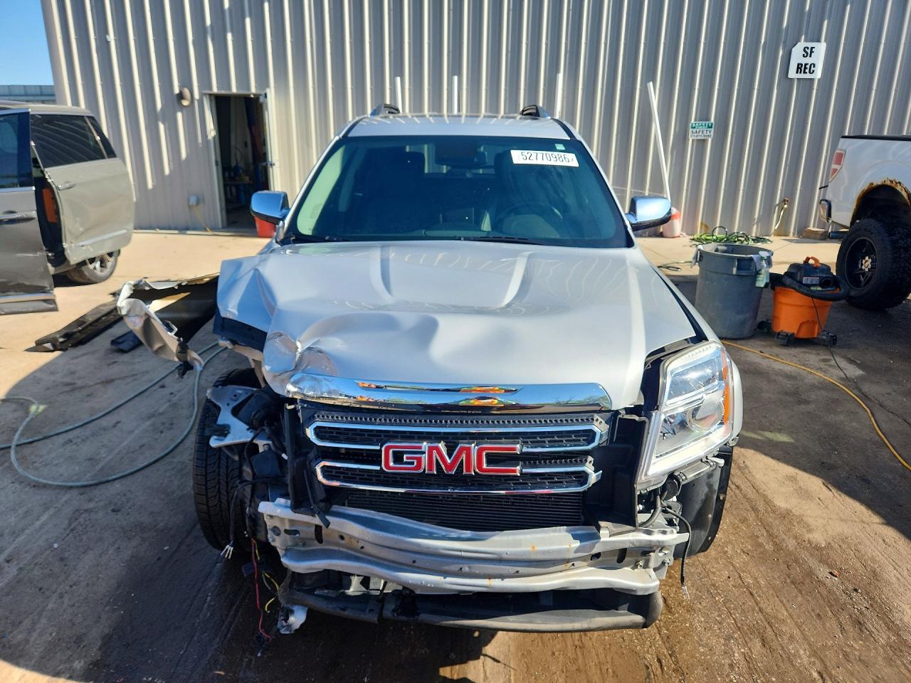 2017 GMC TERRAIN SLT photo 5