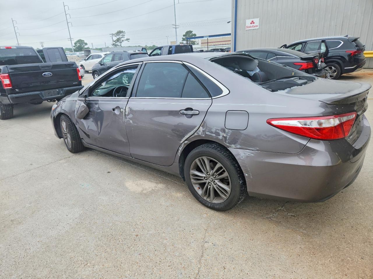 2015 TOYOTA CAMRY SE photo 4