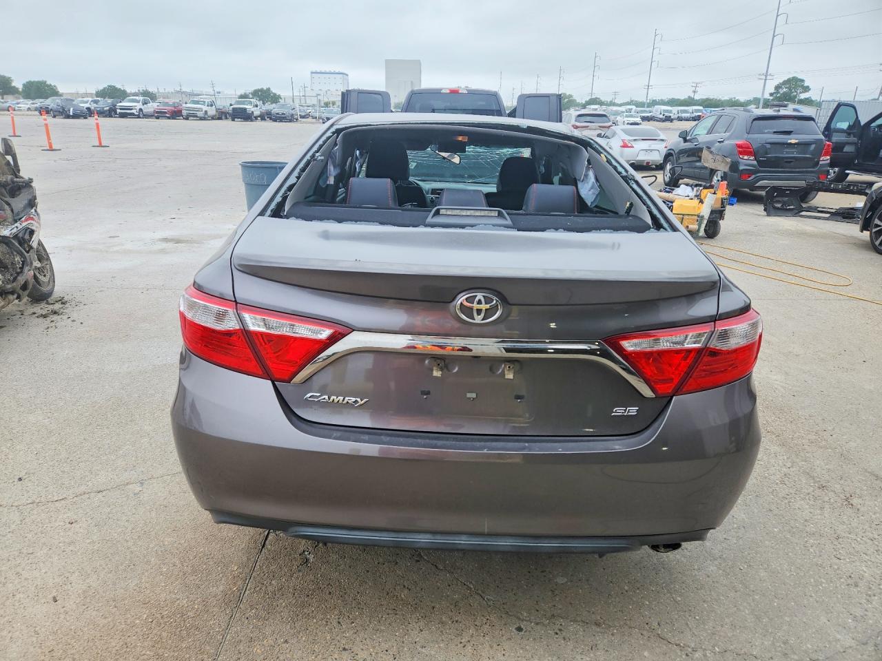 2015 TOYOTA CAMRY SE photo 16