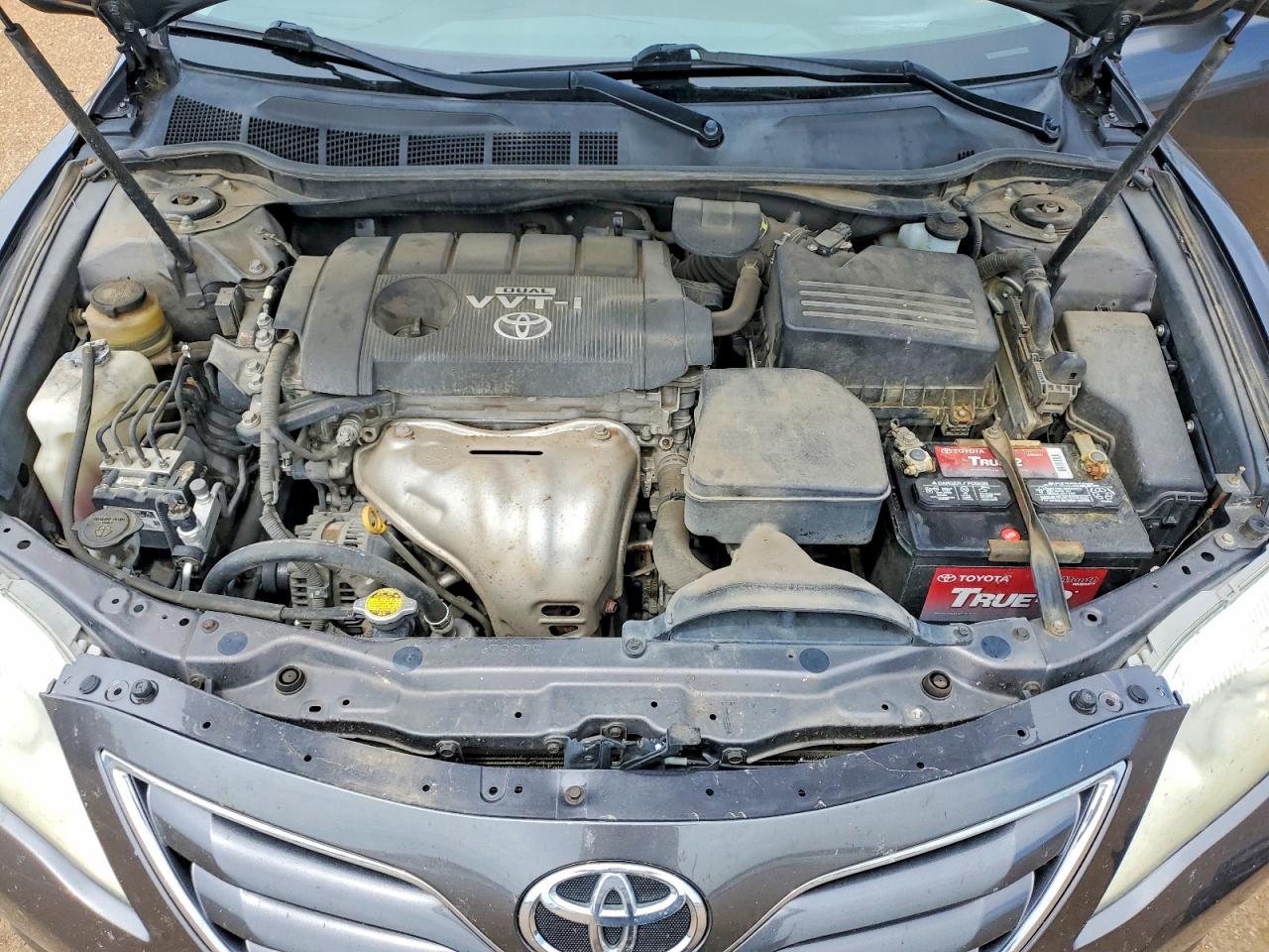 2010 TOYOTA CAMRY LE photo 11