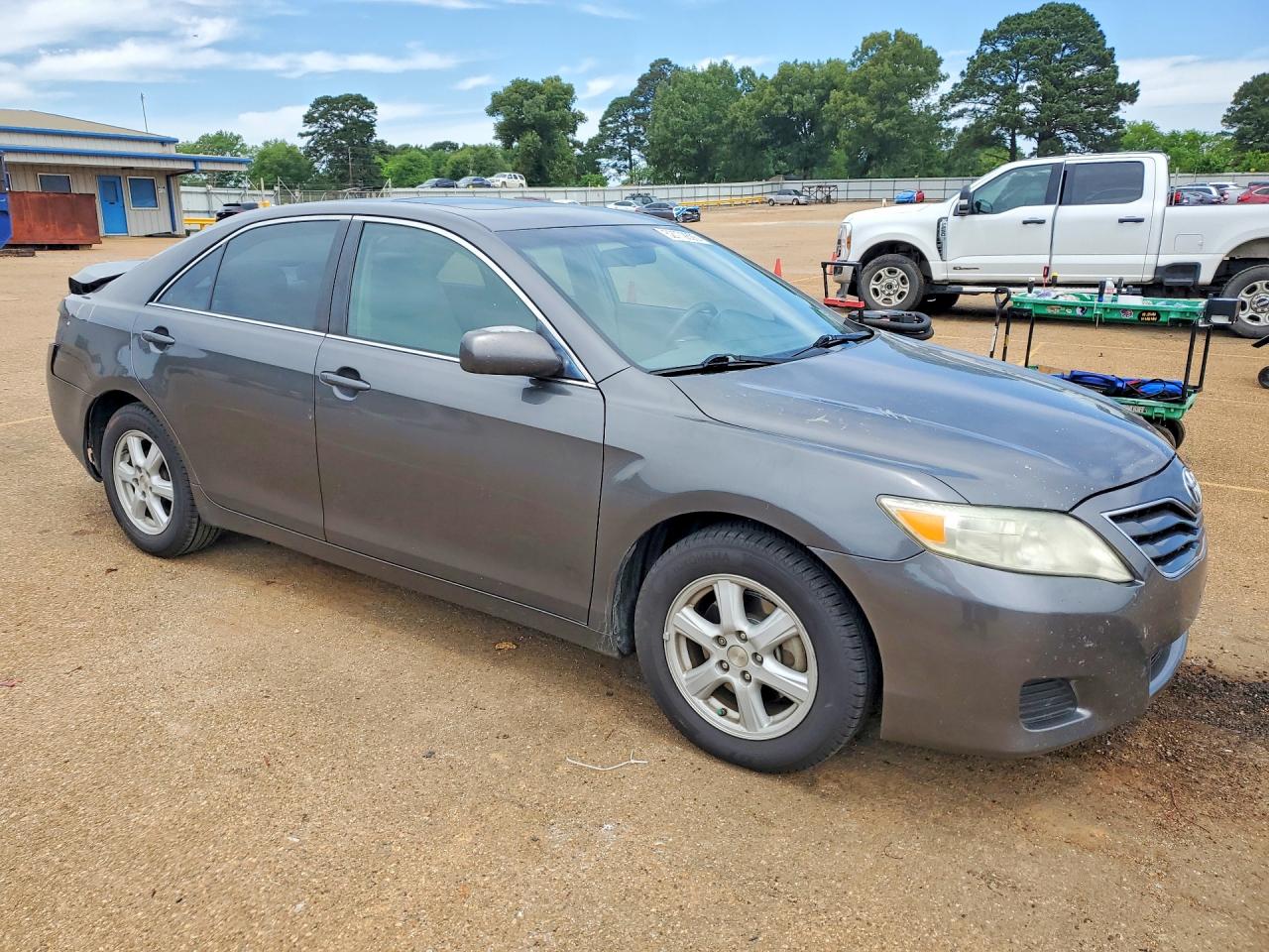 2010 TOYOTA CAMRY LE photo 4