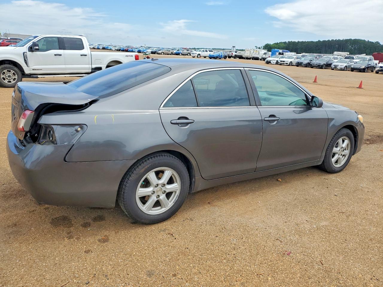 2010 TOYOTA CAMRY LE photo 3