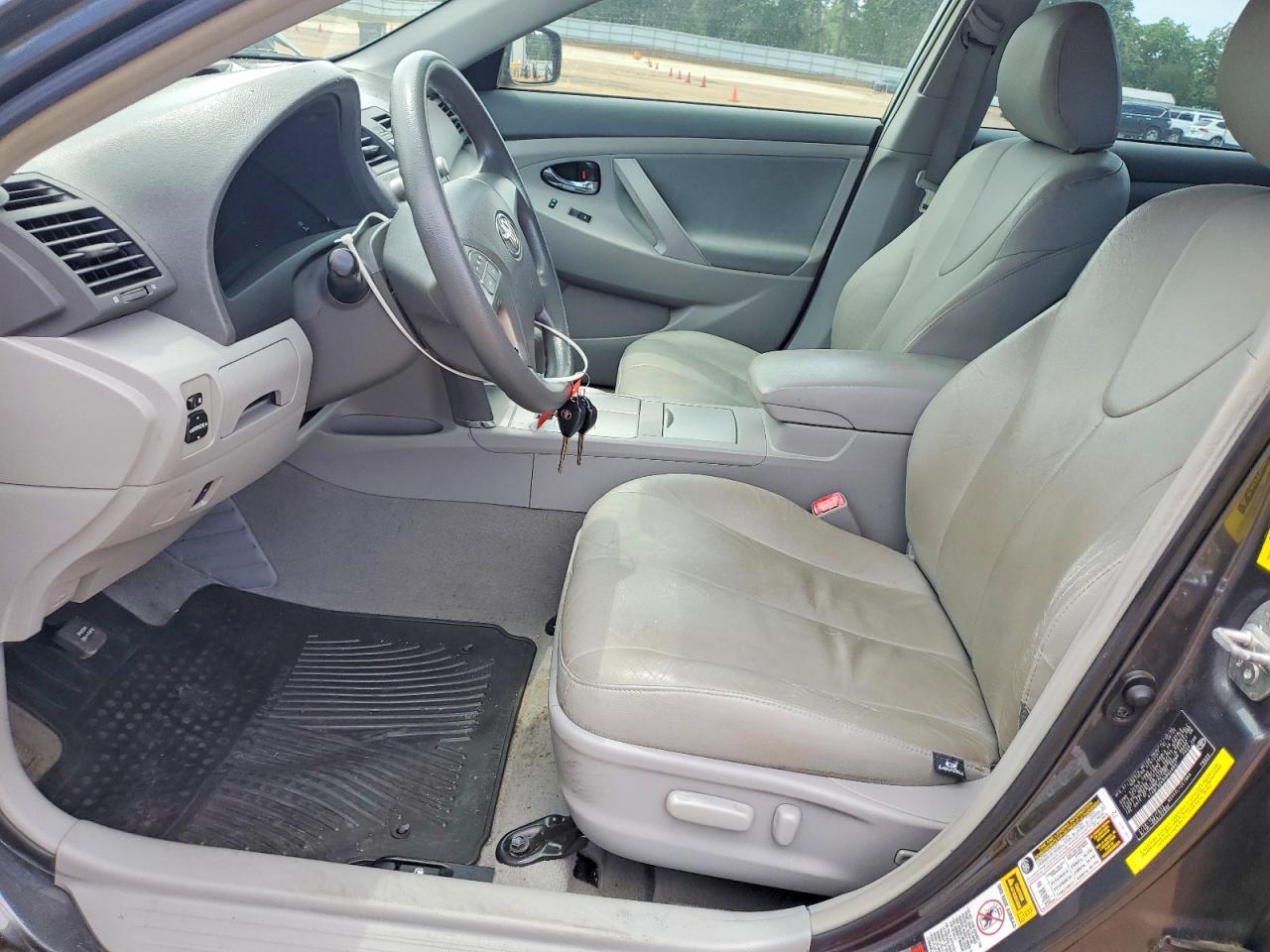 2010 TOYOTA CAMRY LE photo 7