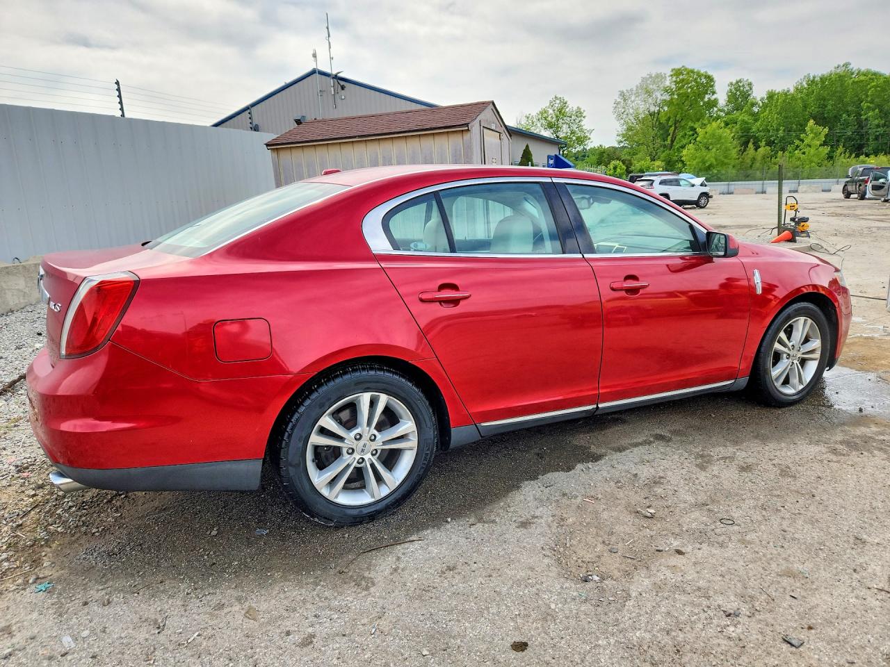2010 LINCOLN MKS photo 3