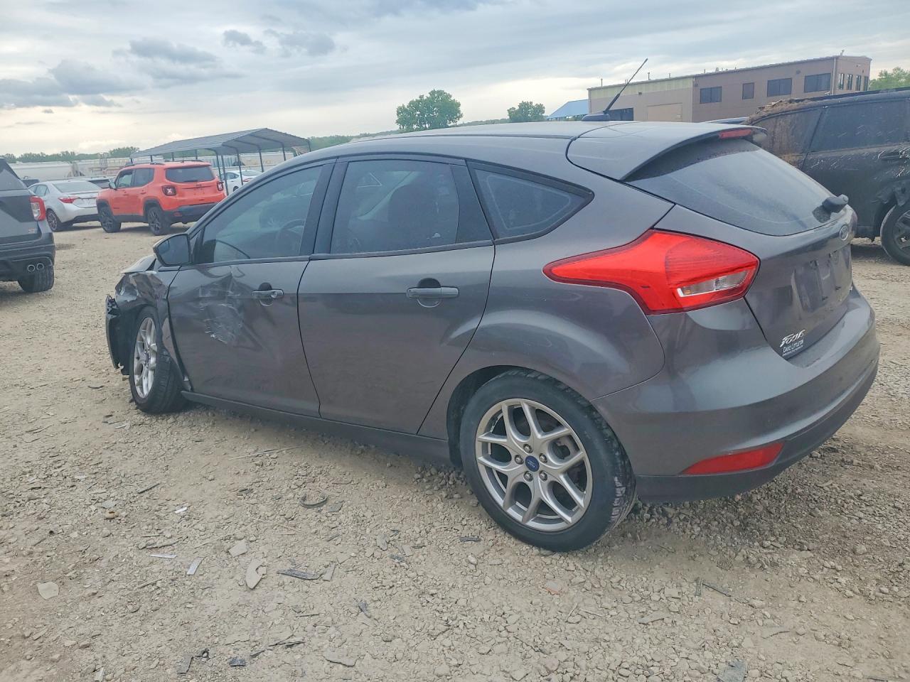 2015 FORD FOCUS SE photo 2