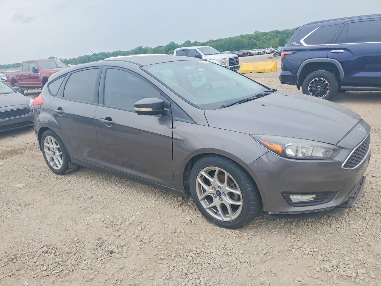 2015 FORD FOCUS SE photo 4