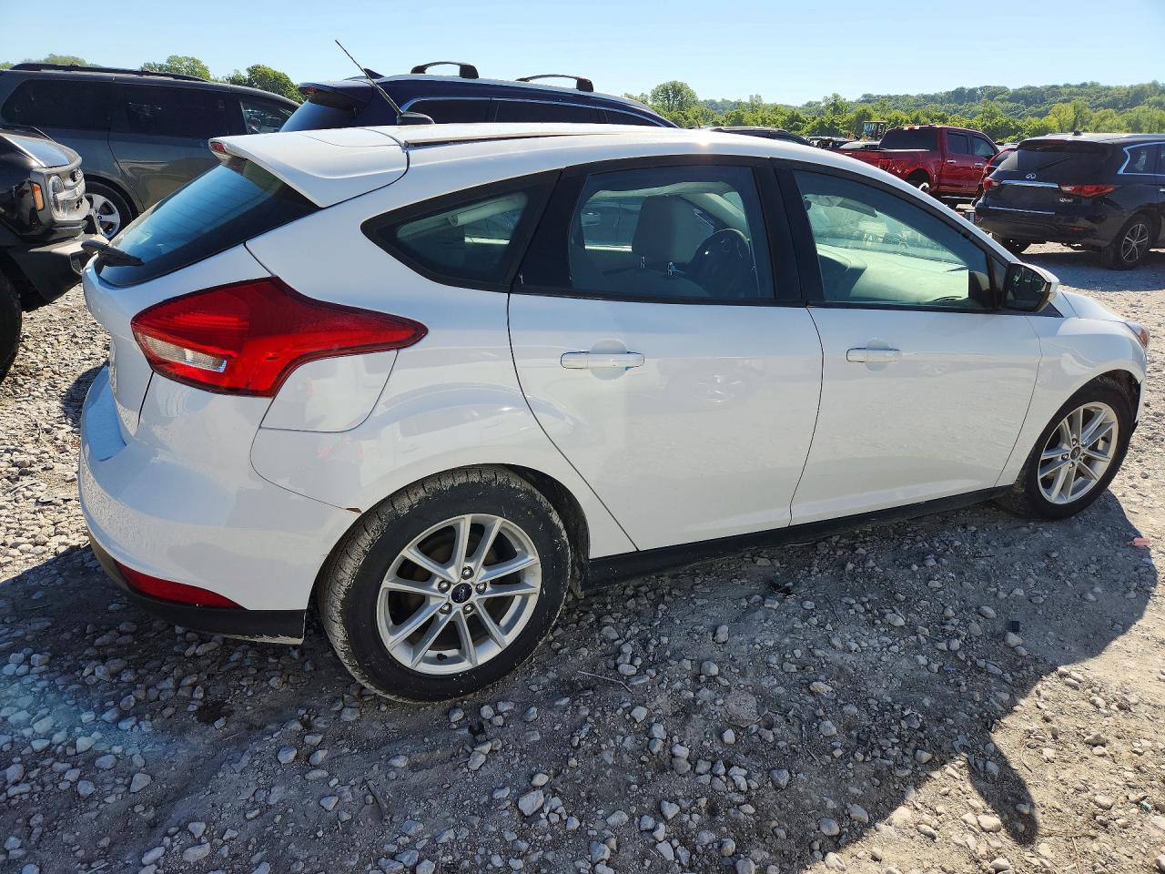 2017 FORD FOCUS SE photo 3