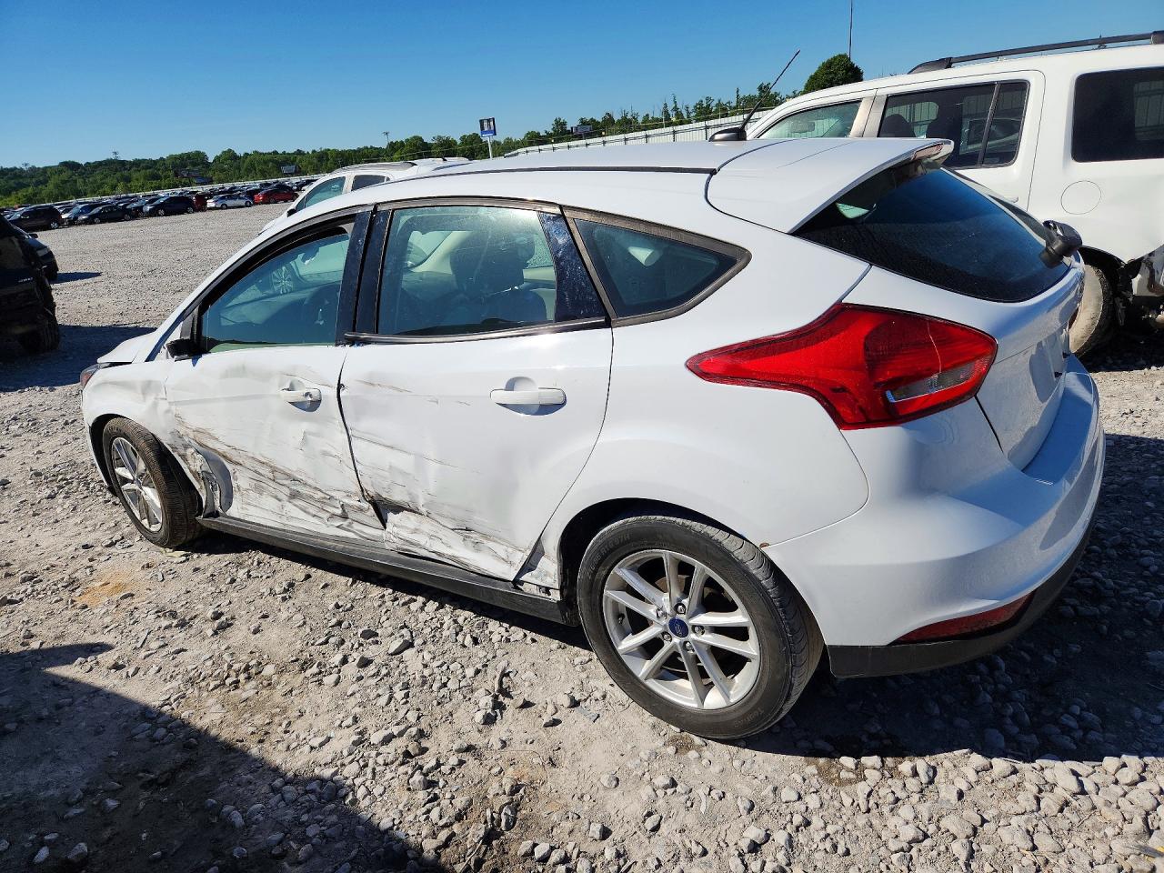 2017 FORD FOCUS SE photo 2