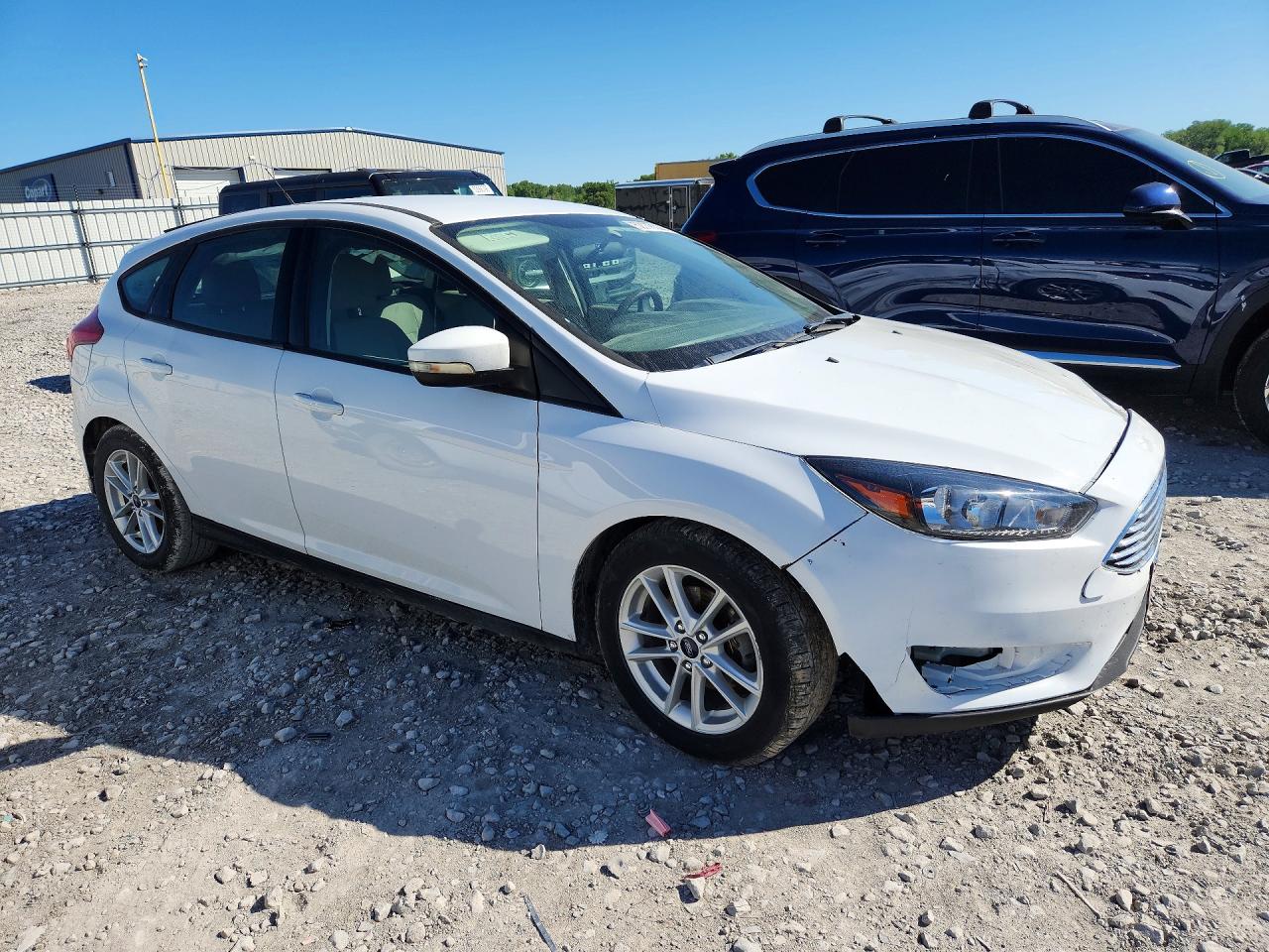 2017 FORD FOCUS SE photo 4
